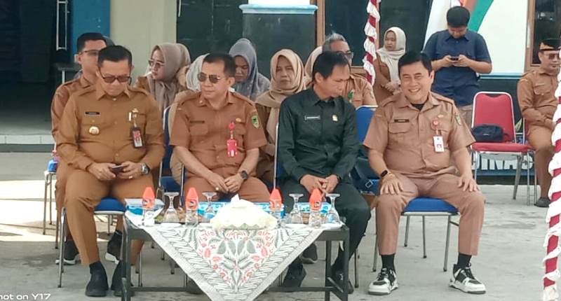 Anggota DPRD Barito Utara Patih Herman AB menghadiri penyerahan bantuan bantuan sarana pendidikan kepada sekolah-sekolah jenjang PAUD, SD, dan SMP se-Kabupaten Barito Utara, di halaman Dinas Pendidikan, Selasa (12/8).