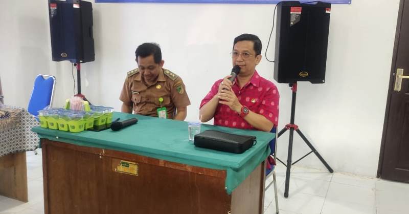PERTEMUAN BERSAMA KETUA RT SE KELURAHAN LANJAS-Anggota DPRD Barito Utara Dapil I, H Taufik Nugraha saat melakukan reses dan melaksanakan pertemuan bersama warga, Ketua RT dan tokoh masyarakat di aula Kelurahan Lanjas, Selasa (22/7)