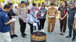HADIRI - Ketua Komisi III DPRD Barito Utara, H Tajeri hadiri pemusnahan surat suara PSU yang rusak dan berlebih, di halaman kantor KPU setempat, Selasa (5/8).