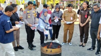 HADIRI - Ketua Komisi III DPRD Barito Utara, H Tajeri hadiri pemusnahan surat suara PSU yang rusak dan berlebih, di halaman kantor KPU setempat, Selasa (5/8).