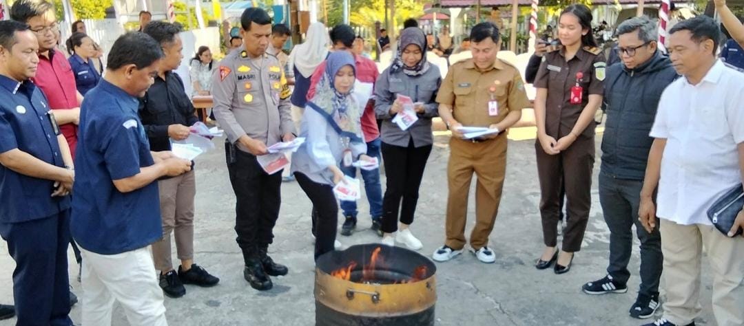 HADIRI - Ketua Komisi III DPRD Barito Utara, H Tajeri hadiri pemusnahan surat suara PSU yang rusak dan berlebih, di halaman kantor KPU setempat, Selasa (5/8).
