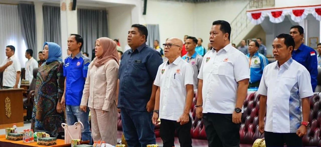 HADIRI MUSORKABLUB KONI-Ketua DPRD Hj Mery Rukaini, Wakil Ketua II Hj Henny Rosgiaty Rusli serta anggota DPRD Patih Herman AB saat menghadiri Musorkablub KONI Masa bakti 2025-2027 di gedung DPRD setempat, Sabtu (9/8).