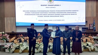 Pj Bupati Indra Gunawan didampingi Sekda Muhlis menyerahkan materi rapat usai rapat paripurna I masa sidang I dalam rangka penyampaian pidato pengantar Bupati Barito Utara dan materi rapat terhadap Raperda tentang Perubahan Anggaran Pendapatan dan Belanja Daerah (APBD) Kabupaten Barito Utara TA 2025, di Ruang Rapat DPRD, Senin (22/9/2025).