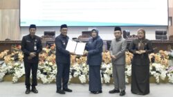 SETUJUI RAPAERDA PERTANGGUNGJAWABAN APBD 2024-Usai setujui raperda pertanggungjawaban APBD 2024, Pj Bupati sampaikan Raperda APBD Perubahan tahun 2025, di gedung DPRD Barito Utara, Rabu (10/9).