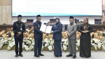 SETUJUI RAPAERDA PERTANGGUNGJAWABAN APBD 2024-Usai setujui raperda pertanggungjawaban APBD 2024, Pj Bupati sampaikan Raperda APBD Perubahan tahun 2025, di gedung DPRD Barito Utara, Rabu (10/9).