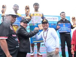 Gubernur Agustiar Sabran Tutup Turnamen Sepak Bola Gubernur Cup Zona Barat 2025 di Sampit