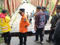 Bupati Tinjau Jembatan Rusak Akibat Terdampak Bencana Hujan Deras