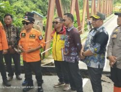 Kasatpol PP Damkar Kawal Bupati Mura Tinjau 5 Titik Banjir dan Tanah Longsor