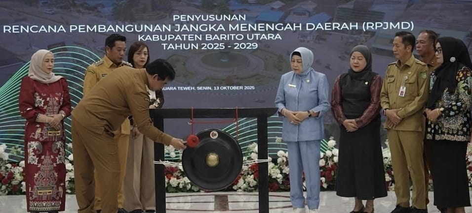 UNSUR PIMPINAN DPRD HADIRI KICK OFF-Ketua dan Wakil Ketua II DPRD Barito Utara, Hj Mery Rukaini dan Hj Henny Rosgiaty Rusli saat menghadiri pembukaan Kick Off Meeting Penyusunan RPJMD Tahun 2025–2029 di Gedung Balai Antang Muara Teweh, Senin (13/10).