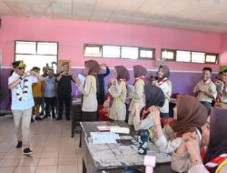Agustiar Sabran Apresiasi Penggunaan Papan Tulis Interaktif di SMA 1 Kumai