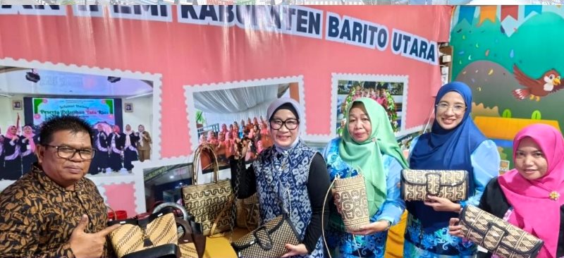 Anggota DPRD Kabupaten Barito Utara, Hj. Nety Herawati di Pasar Rakyat dan MTQH Expo 2025 yang resmi dibuka Gubernur Kalimantan Tengah, H. Agustiar Sabran, di Halaman Kantor Bupati Barito Utara, Minggu (16/11).