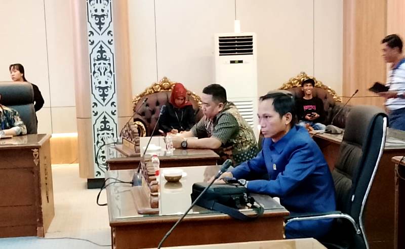 DPRD Barito Utara gelar RDP dengan pihak PLN Muara Teweh dan Pemkab Barito Utara terkait terkait gangguan jalur listrik di Desa Lemo dan Desa Pendreh, Kamis (20/11).