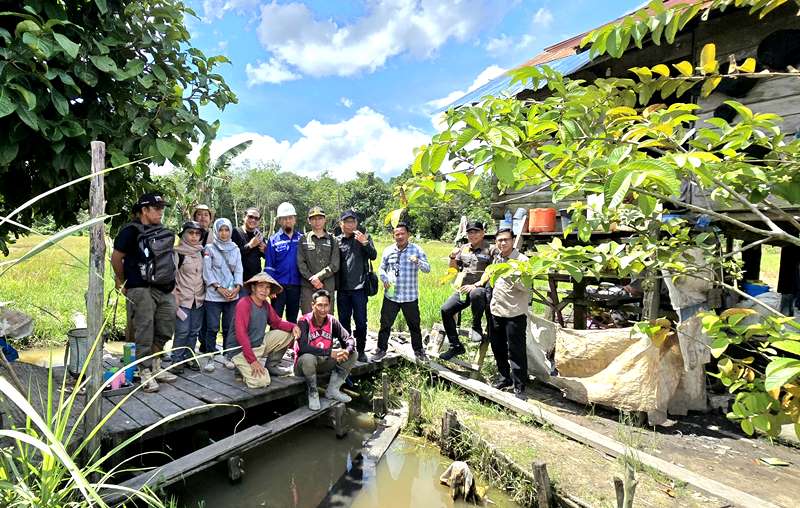 Anggota DPRD Barito Utara, Patih Herman AB, Ardianto dan Gus Sriwitanto didampingi Dinas Lingkungan Hidup dan pihak perusahaan saat melakukan peninjauan lapangan terkait laporan warga terhadap pencemaran air di daerah setempat, Selasa (18/11).