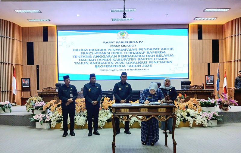 BERITA ACARA PERSETUJUAN-Bupati Barito Utara H Shalahuddin didampingi Wakil Bupati Felik Sonadie Y Tingan, Sekda Muhlis menandatangani berita acara persetujuan bersama Bupati dan DPRD terkait Raperda tentang APBD tahun 2026 di ruang rapat DPRD, Jumat (28/11).