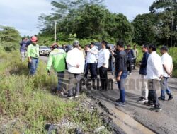 DPUPR Barut Tindaklanjut Tangani Genangan Air Pada Jalan Kabupaten KM 34 Arah Benangin