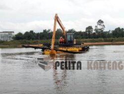 Dinas PUPR Barito Utara Uji Coba ALat Berat Excavator Amfibi