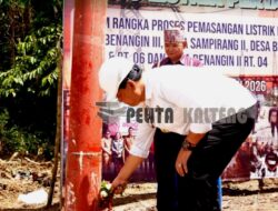 Bupati Barito Utara Hadiri Serta Langsungkan Pemancangan Tiang Listrik  Di Beberapa Desa