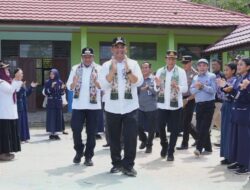 Pemkab Barut Serahkan Bantuan Seperangkat Alat Elektronik Kepada SMPN 1Benangin