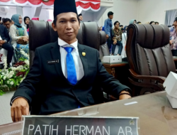 Anggota DPRD Barito Utara Turut Apresiasi Pemkab Berikan Bantuan Sarana Pendidikan Berbasis Teknologi