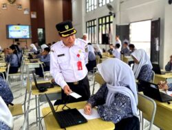 Pastikan TKA Berjalan Lancar, Kadisdik Barut Lakukan Peninjauan Pelaksanaan