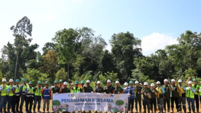 Peringati Hari Bumi 2026, PT SMM Langsungkan Penanaman 160 Bibit Buah Di SMK Maharati