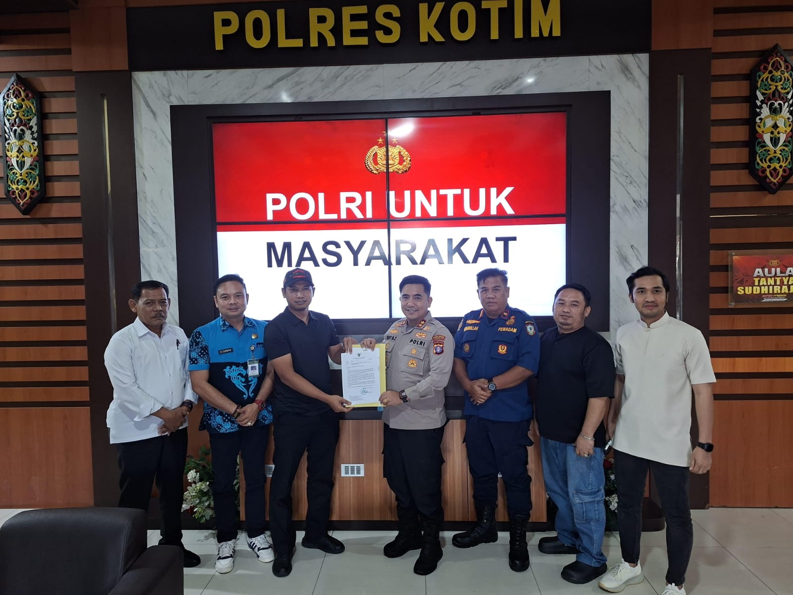 Peternak ayam petelur mendatangi Kapolres Kotim menyampaikan persoalan yang sedang dihadapi.