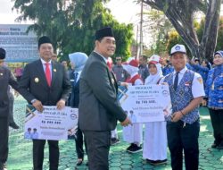 Pemkab Barut Serahkan Bantuan SIP Pintar Kepada Pelajar Berprestasi