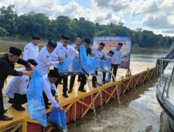 Lestarikan Keberlangsungan Ekosistem Perairan, Kemenag Barito Utara Tebar 2.500 Bibit Ikan Dibantaran Sungai Barito