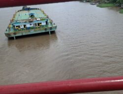 Tongkang Melintas di Kolong Bajarum Tanpa Kapal Assist, Warga Khawatir Jembatan Kembali Ditabrak