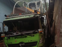 Truk Angkut Alat Berat Hantam Rumah Warga Tanah Siang Sampai Ambruk