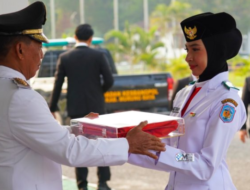 Penyerahan Bendera Merah Putih di Rujab Bupati Berlangsung Khidmat