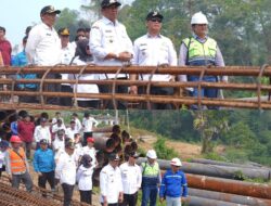 Pastikan Berjalan Lancar Bupati Barito Utara Beserta Jajaran Tinjau Pembangunan Jembatan Lemo