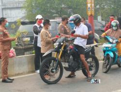 Pemkab Mura Bagikan Masker dan Edukasi Kesehatan kepada Warga