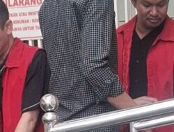 Oknum Berbaju Preman Mengaku Staf Kejari Kotim Paksa Wartawan Hapus Foto Sidang di PN Sampit