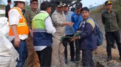 Bupati Barito Utara Tinjau Pembangunan Jembatan Lemo Pastikan Pekerjaan Memperhatikan Kualitas