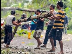 Polisi Mura Bantu Warga Bersihkan Jalan dari Pohon Tumbang KM 52